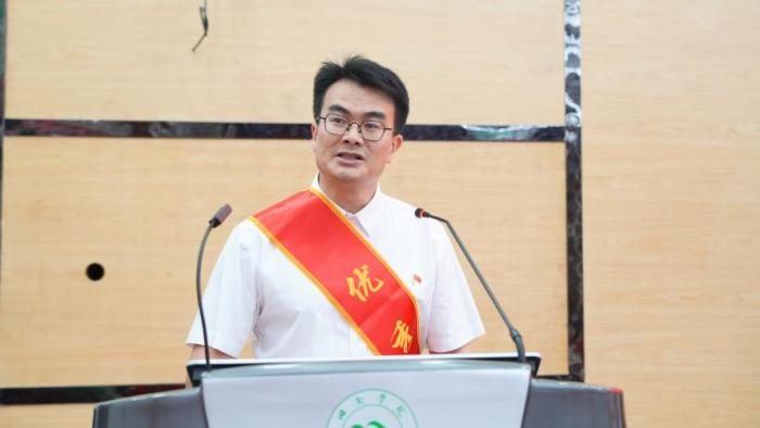 易利EZWeb28官方网站（临床学院）举办庆祝第40个教师节暨优秀教师表彰大会1 (9).jpg